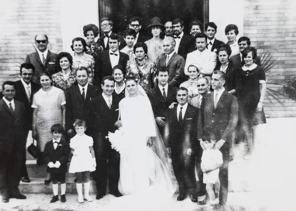 イタリアのテルニ1960年9月14日 60代の結婚式の集合写真 — ストック写真