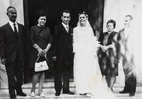 イタリアのテルニ1960年9月14日 60代の結婚式の集合写真 — ストック写真