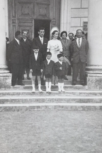 Terni Itália Agosto 1965 Retrato Recém Casados Com Convidados Dos — Fotografia de Stock