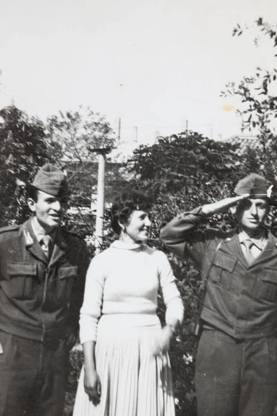 Ostia Italia Agosto 1960 Ritratto Militare Ragazzo Fidanzata Anni — Foto Stock