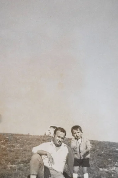 Massa Martana Italy September 1960 껴안고 친구의 초상화 — 스톡 사진