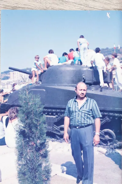 イタリアのサレルノ1970年2月10日 70年代の戦車の前の男 — ストック写真