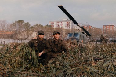 Salerno, İtalya Mart 02: 1980: Helikopterli askerler kendi fotoğraflarını çekiyor