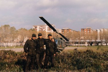 Salerno, İtalya Mart 02: 1980: Helikopterli askerler kendi fotoğraflarını çekiyor