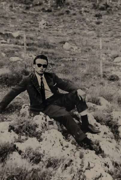 Terni Itália Maio 1964 Retrato Homem Sentado Sobre Rochas Dos — Fotografia de Stock