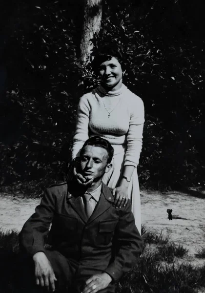 Terni Itália Maio 1960 Retrato Namorados Posando Dos Anos — Fotografia de Stock