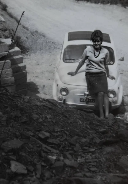 Terni Italy May 1960 Портрет Дівчини Спирається Фіат 500 1960 — стокове фото