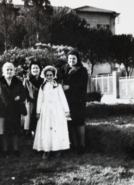 Terni, İtalya 10 Eylül 1970: 70 'lerde kilisede iletişim kuran erkek çocukların portresi