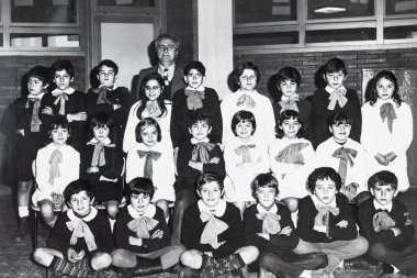Terni, İtalya 10 Mayıs 1960: 60 'ların okul sınıfının grup fotoğrafı