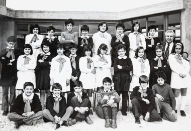 Terni, İtalya 10 Mayıs 1960: 60 'ların okul sınıfının grup fotoğrafı