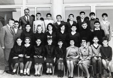 Terni, İtalya 10 Mayıs 1960: 60 'ların okul sınıfının grup fotoğrafı
