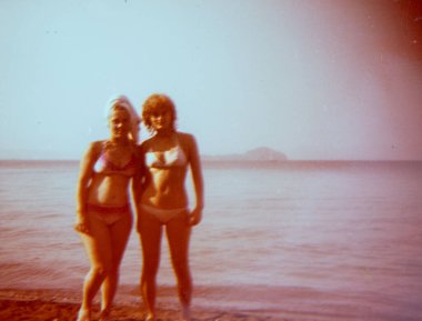cervia, İtalya 20 Haziran 1970: 70 'lerde deniz kenarındaki insanların portresi