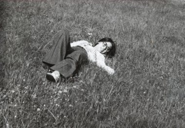 Terni, İtalya 10 Haziran 1960: 60 'lı yaşlarda bir kadın çayırda yatıyor