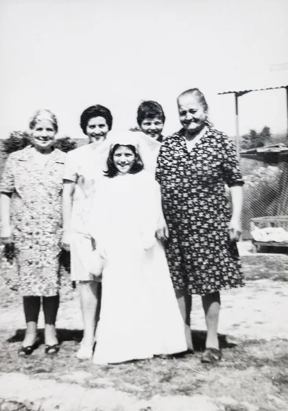 Terni Itália Setembro 1970 Retrato Uma Família Meninos Comunicando Igreja — Fotografia de Stock