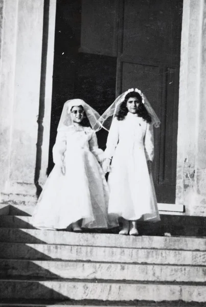 Terni Itália Setembro 1970 Retrato Uma Menina Comunicando Igreja Partir — Fotografia de Stock