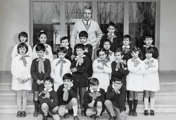 イタリアのテルニ1960年5月10日60年代の学校の集合写真 — ストック写真