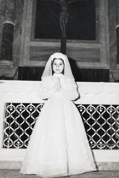 Terni Olasz Szeptember 1970 Portré Egy Lány Kommunikál Templomban Évek — Stock Fotó