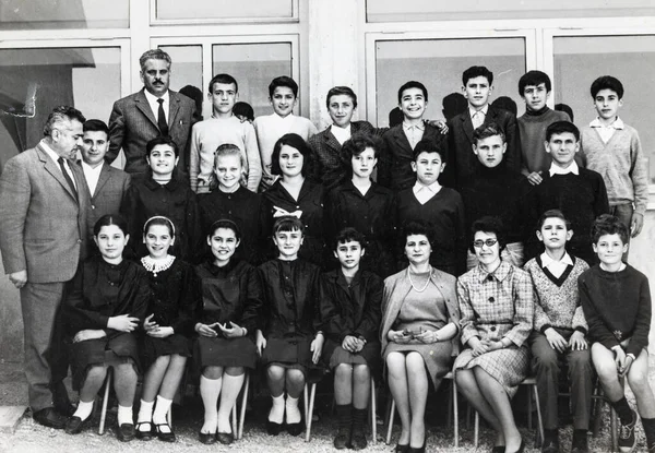 イタリアのテルニ1960年5月10日60年代の学校の集合写真 — ストック写真
