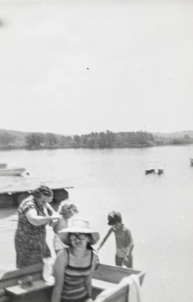 Pirdiluco Itália Junho 1960 Retrato Uma Mulher Lago Nos Anos — Fotografia de Stock
