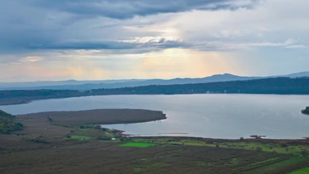 Lago Vico visto desde una montaña — Vídeo de stock