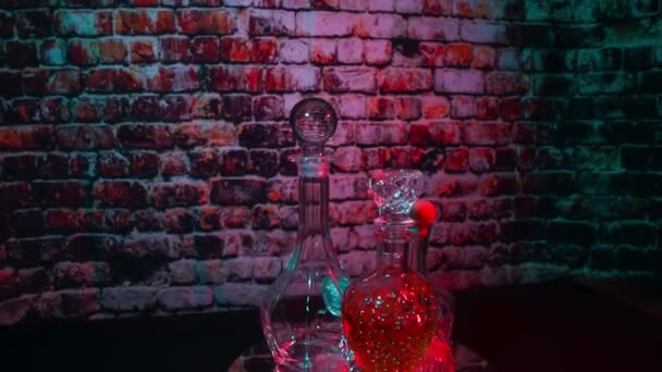 Bottiglia di liquore di cristallo set con bicchieri — Video Stock