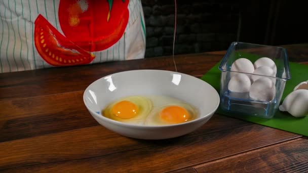 Mulher quebrando ovos em câmera lenta — Vídeo de Stock