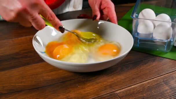 Wanita yang membawa telur dalam piring — Stok Video
