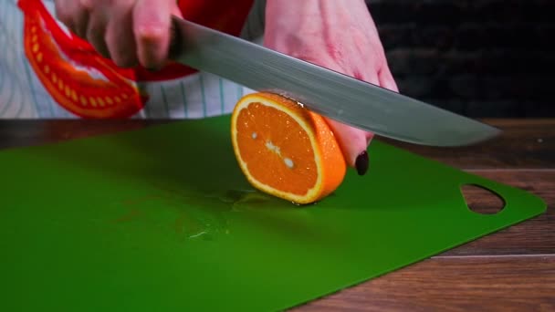 Женщина режет оранжевый в замедленной съемке — стоковое видео