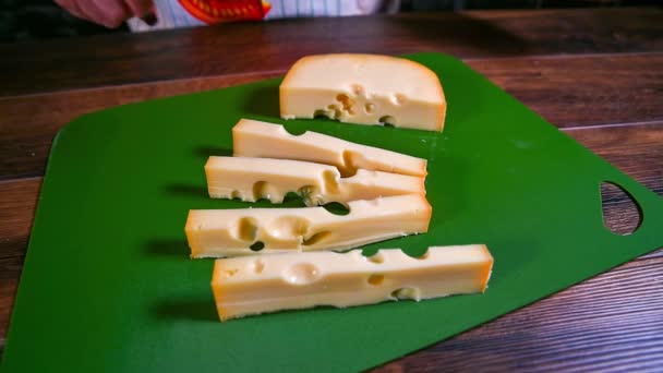 スローモーションの女性がチーズを切る — ストック動画