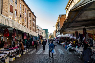 Terni, İtalya 24 Kasım 2021: Terni şehrinde haftalık pazar