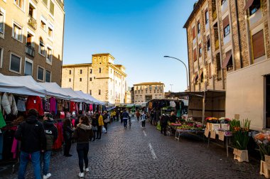 Terni, İtalya 24 Kasım 2021: Terni şehrinde haftalık pazar