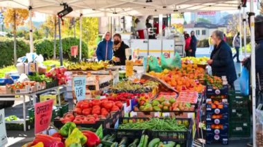 Terni, İtalya 24 Kasım 2021 Terni şehrinde açık hava şehir pazarı