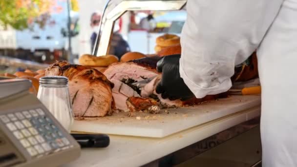 在旅行的皮卡上切烤猪肉 叫做Porchetta — 图库视频影像