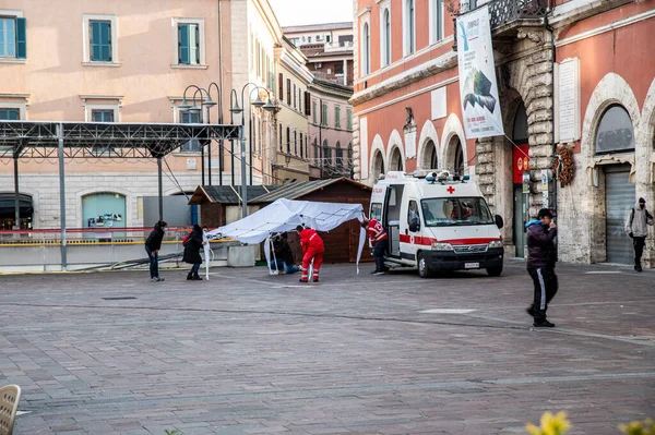 Terni Itália Dezembro 2021 Ambulância Cruz Vermelha Com Operadores Montando — Fotografia de Stock