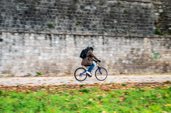 Terni Ιταλία Δεκέμβριος 2021 Λαχάνιασμα Ενός Περαστικού Ποδηλάτου — Φωτογραφία Αρχείου