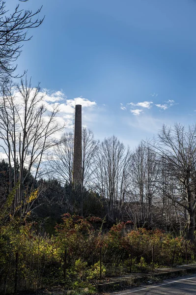 Umbria一家工厂的纳尼景观及其烟囱 — 图库照片