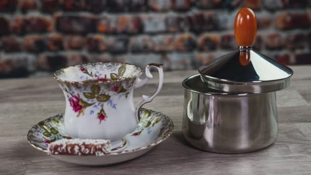 Sammansättningen av en kopp te socker skål och tallrik med kakor — Stockvideo