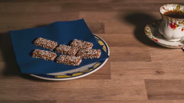 Composizione di una tazza di zuccheriera di tè e piatto di biscotti — Video Stock