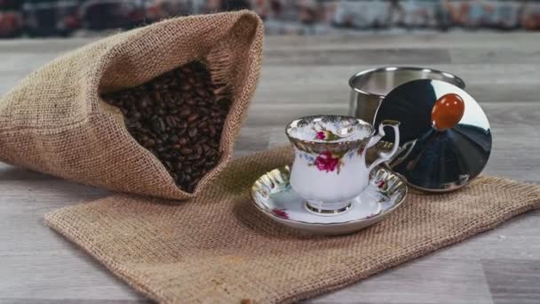 Composizione di tazza di caffè con molti chicchi di caffè e biscotti — Video Stock