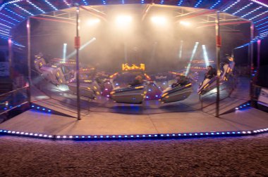 Terni, İtalya 17 Aralık 2021: Gençlerin ve çocukların eğlencesi için Luna Park 'ta pansiyon