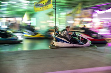 Terni, İtalya 17 Aralık 2021: Gençlerin ve çocukların eğlencesi için Luna Park 'ta pansiyon
