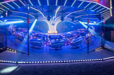 Terni, İtalya 17 Aralık 2021: Gençlerin ve çocukların eğlencesi için Luna Park 'ta pansiyon