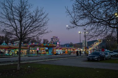 Terni, İtalya 17 Aralık 2021: Terni 'deki ay parkı gençlerin ve çocukların keyfi için