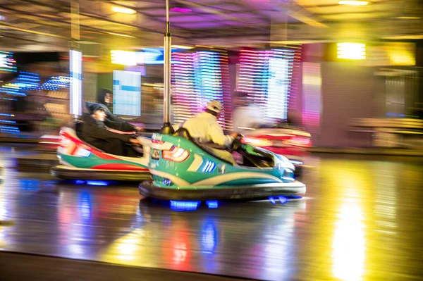 Terni, İtalya 17 Aralık 2021: Gençlerin ve çocukların eğlencesi için Luna Park 'ta pansiyon