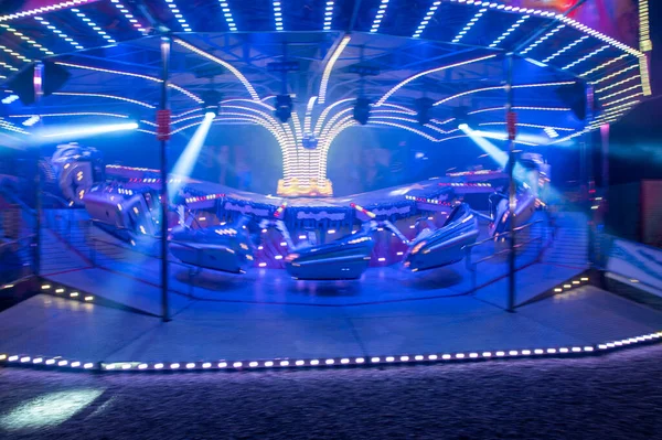 Terni, İtalya 17 Aralık 2021: Gençlerin ve çocukların eğlencesi için Luna Park 'ta pansiyon