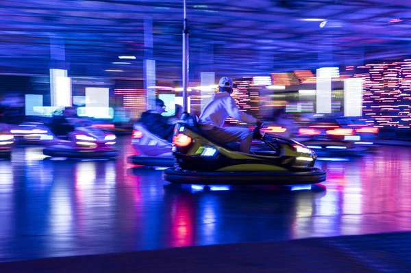 Terni, İtalya 17 Aralık 2021: Gençlerin ve çocukların eğlencesi için Luna Park 'ta pansiyon