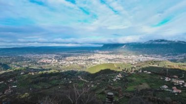 Şehrin etrafındaki tepelerden terni manzarası