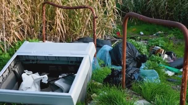 Απόβλητα που εγκαταλείφθηκαν από ανθρώπους κατά μήκος της περιφέρειας — Αρχείο Βίντεο
