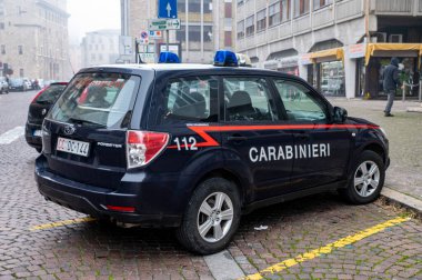 Terni, İtalya 17 Ocak 2022: Jandarma arabası mahkemenin önüne park edilmiş.