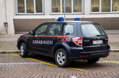 Terni, İtalya 17 Ocak 2022: Jandarma arabası mahkemenin önüne park edilmiş.